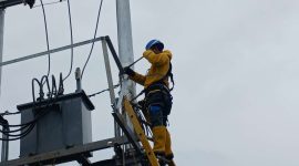 Petugas PLN melakukan perbaikan terhadap mesin jaringan listrik. Foto: Istimewa/kepriheadline.id