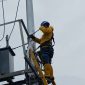Petugas PLN melakukan perbaikan terhadap mesin jaringan listrik. Foto: Istimewa/kepriheadline.id
