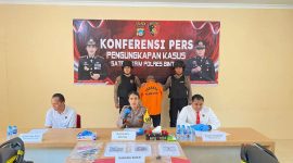 Kapolres Bintan AKBP Yunita Stevani, didampingi Kasat Reskrim beserta personel Satreskrim menggelar konferensi pers pengungkapan kasus Curanmor. Foto: Istimewa/kepriheadline.id