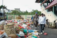 Wabup Rocky meninjau lokasi TPS Pasar Puan Maimun. Foto: Istimewa/kepriheadline.id