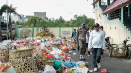 Wabup Rocky meninjau lokasi TPS Pasar Puan Maimun. Foto: Istimewa/kepriheadline.id