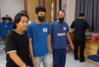 Polisi mengiiring salah satu tersangka saat konferensi pers yang berlangsung di Mapolres Karimun. Foto: istimewa/kepriheadline.id