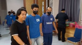 Polisi mengiiring salah satu tersangka saat konferensi pers yang berlangsung di Mapolres Karimun. Foto: istimewa/kepriheadline.id