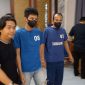 Polisi mengiiring salah satu tersangka saat konferensi pers yang berlangsung di Mapolres Karimun. Foto: istimewa/kepriheadline.id