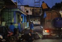 Sampah Menumpuk di Pelabuhan Domestik Karimun, Wabup Rocky Langsung Turunkan Petugas Kebersihan Lakukan Pembersihan. Foto: Istimewa/kepriheadline.id
