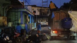 Sampah Menumpuk di Pelabuhan Domestik Karimun, Wabup Rocky Langsung Turunkan Petugas Kebersihan Lakukan Pembersihan. Foto: Istimewa/kepriheadline.id