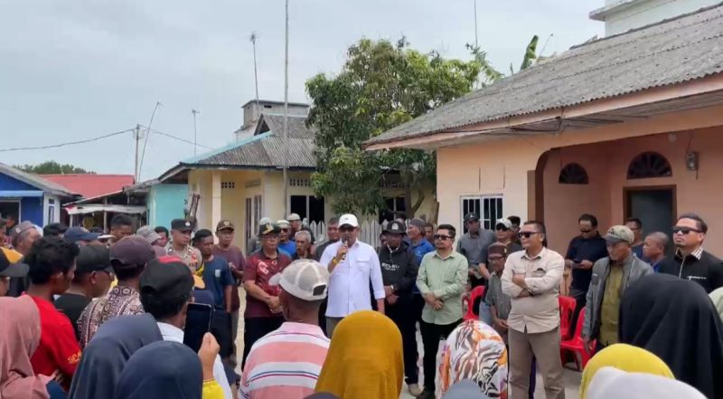 Ketua DPRD Karimun menemui masyarakat Desa Sugie membahas permasalahan Lahan Hutan Mangrove yang dijual tanpa kesepakatan. Foto: Istimewa/Kepriheadline.id