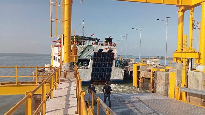 Kapal Roro berlabuh di dermaga Parit Rampak, Karimun. Foto: Istimewa/Kepriheadline.id