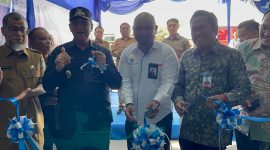Direktur PT Pelabuhan Perseroda Karimun Yuwono mendampingi Wakil Bupati Karimun Anwar Hasyim memotong pita tanda pembukaan gerai keempat Mak Cik TPID Karimun. Foto: ricky/kepriheadline.id