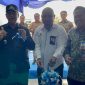 Direktur PT Pelabuhan Perseroda Karimun Yuwono mendampingi Wakil Bupati Karimun Anwar Hasyim memotong pita tanda pembukaan gerai keempat Mak Cik TPID Karimun. Foto: ricky/kepriheadline.id