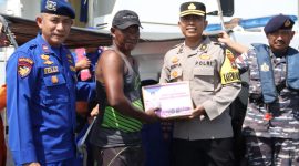 Tim Gabungan Bagikan Life Jacket dan Sembako untuk Nelayan Pesisir di Karimun. Foto: Istimewa