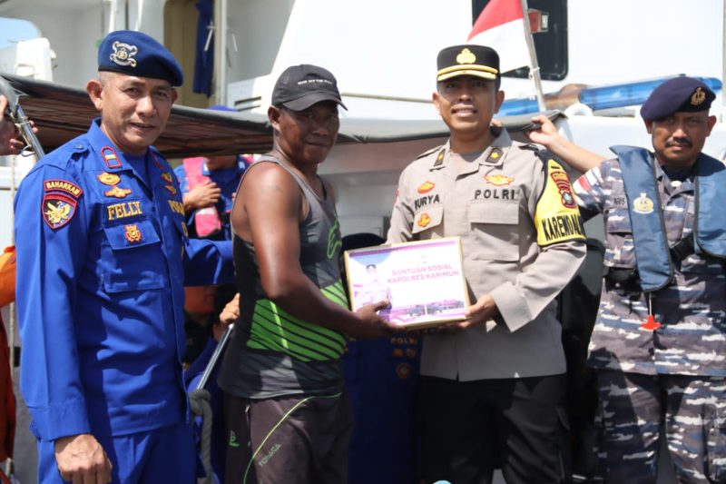Tim Gabungan Bagikan Life Jacket dan Sembako untuk Nelayan Pesisir di Karimun. Foto: Istimewa