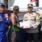 Tim Gabungan Bagikan Life Jacket dan Sembako untuk Nelayan Pesisir di Karimun. Foto: Istimewa