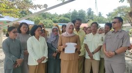 Puluhan tenaga pendidik SD Negeri 01 Meral Barat mengadu kepada Presiden Prabowo Subianto. Foto: Istimewa/KepriHeadline.id