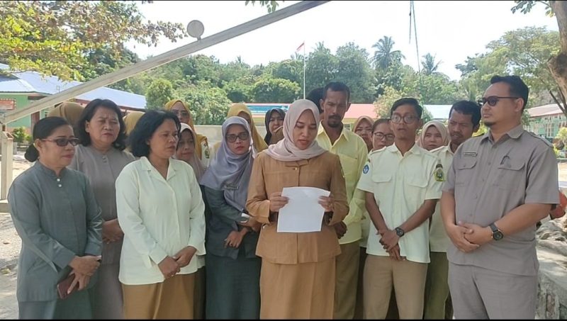 Puluhan tenaga pendidik SD Negeri 01 Meral Barat mengadu kepada Presiden Prabowo Subianto. Foto: Istimewa/KepriHeadline.id