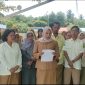 Puluhan tenaga pendidik SD Negeri 01 Meral Barat mengadu kepada Presiden Prabowo Subianto. Foto: Istimewa/KepriHeadline.id