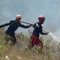 Petugas Damkar melakukan pemadaman lahan di wilayah Karimun. Foto: istimewa