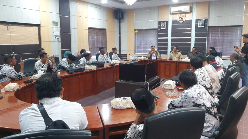 Gagal Ikut PPPK Dipicu SK yang Tak Terdaftar di BKN, Puluhan Honorer Kontrak Sekolah Mengadu ke DPRD Karimun. Foto: Istimewa/Kepriheadline.id
