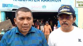 Wakil Bupati Karimun Rocky Marciano Bawole diwawancara usai meninjau pasar. Foto: KepriHeadline.id. Id