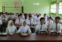Siswa dan siswi SMA Negeri 1 Moro antusias mendapatkan makan siang bergizi gratis dari Cabjari Moro. Foto: Istimewa/kepriheadline.id