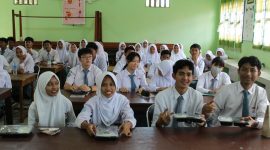 Siswa dan siswi SMA Negeri 1 Moro antusias mendapatkan makan siang bergizi gratis dari Cabjari Moro. Foto: Istimewa/kepriheadline.id