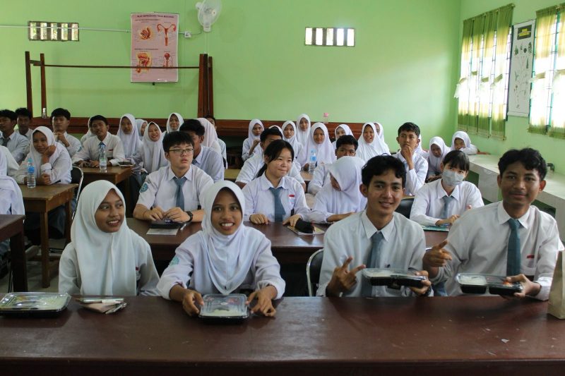 Siswa dan siswi SMA Negeri 1 Moro antusias mendapatkan makan siang bergizi gratis dari Cabjari Moro. Foto: Istimewa/kepriheadline.id