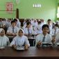 Siswa dan siswi SMA Negeri 1 Moro antusias mendapatkan makan siang bergizi gratis dari Cabjari Moro. Foto: Istimewa/kepriheadline.id