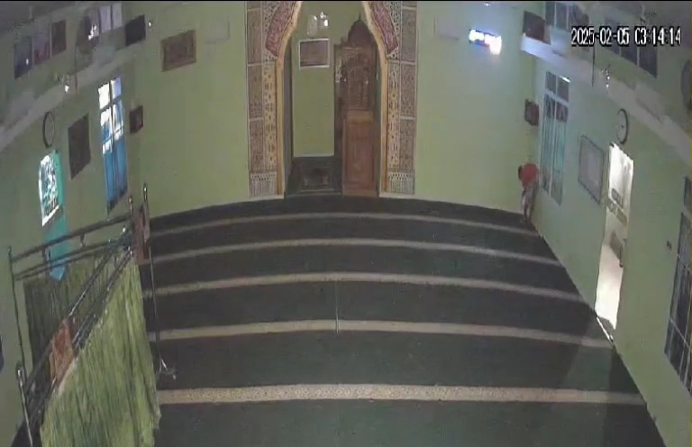 Tangkapan layar rekaman CCTV Masjid. 