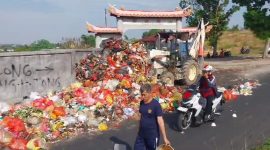 Petugas DLH melakukan pengangkutan sampah-sampah yang menumpuk di TPS Bukit Tiung. Foto: ricky/KepriHeadline.id