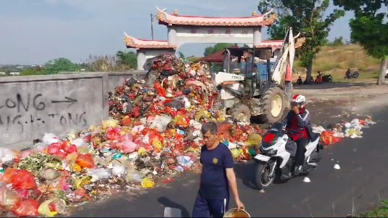 Petugas DLH melakukan pengangkutan sampah-sampah yang menumpuk di TPS Bukit Tiung. Foto: ricky/KepriHeadline.id