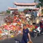 Petugas DLH melakukan pengangkutan sampah-sampah yang menumpuk di TPS Bukit Tiung. Foto: ricky/KepriHeadline.id