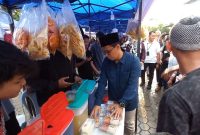 Bupati Karimun Iskandarsyah berkeliling di Bazar Kampung Ramadan 1446 H. Foto: kepriheadline.id