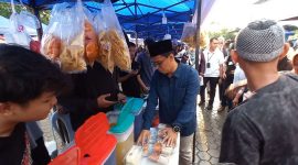 Bupati Karimun Iskandarsyah berkeliling di Bazar Kampung Ramadan 1446 H. Foto: kepriheadline.id