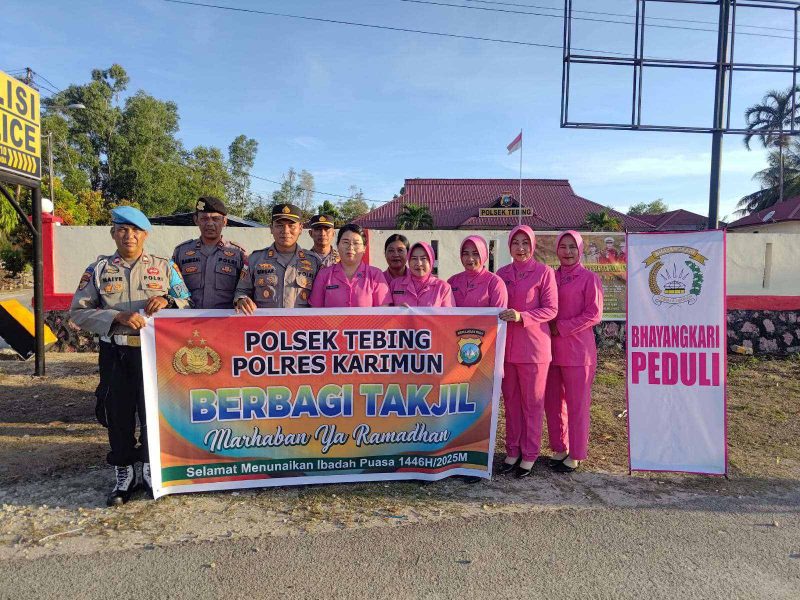 Polsek Tebing Berbagi Ratusan Paket Takjil dan Sembako ke Masyarakat. Foto: Dokumen Polisi/KepriHeadline.id