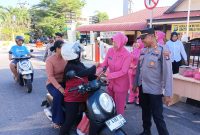 Polsek Balai Karimun Bagikan Takjil Ramadan, Pererat Silaturahmi dengan Masyarakat. Foto: Dokumen Polisi/KepriHeadline.id