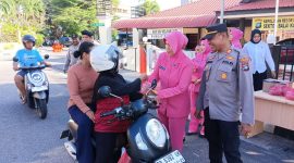 Polsek Balai Karimun Bagikan Takjil Ramadan, Pererat Silaturahmi dengan Masyarakat. Foto: Dokumen Polisi/KepriHeadline.id