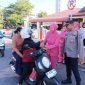 Polsek Balai Karimun Bagikan Takjil Ramadan, Pererat Silaturahmi dengan Masyarakat. Foto: Dokumen Polisi/KepriHeadline.id