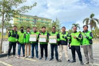 Belasan driver dari komunitas Driver Gojek Karimun turun langsung membagikan ratusan paket takjil kepada pengendara yang melintas di depan RSUD Muhammad Sani. Foto: Istimewa/KepriHeadline.id
