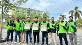 Belasan driver dari komunitas Driver Gojek Karimun turun langsung membagikan ratusan paket takjil kepada pengendara yang melintas di depan RSUD Muhammad Sani. Foto: Istimewa/KepriHeadline.id