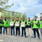 Belasan driver dari komunitas Driver Gojek Karimun turun langsung membagikan ratusan paket takjil kepada pengendara yang melintas di depan RSUD Muhammad Sani. Foto: Istimewa/KepriHeadline.id