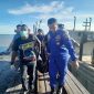 Polisi mengevakuasi jasad seorang pria yang ditemukan di pesisir Kamkong, Kecamatan Meral. FOTO: Istimewa