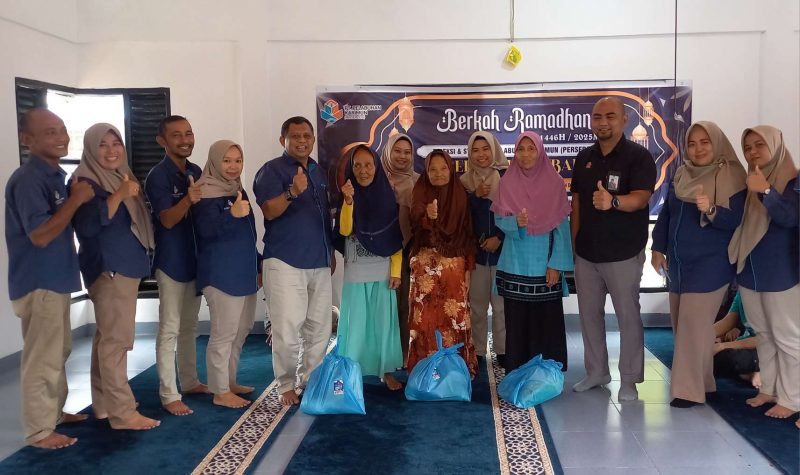 PT Pelabuhan Karimun Bagikan 103 Paket Sembako untuk Warga Sekitar dan Pensiunan. Foto: Istimewa