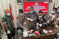Kacabjari Moro Rikhy Khadafy memusnahkan barang bukti dari lima perkara yang ditangani oleh Cabjari Moro periode Oktober 2024- Februari 2025. FOTO: Istimewa/KepriHeadline.id