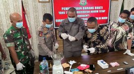Kacabjari Moro Rikhy Khadafy memusnahkan barang bukti dari lima perkara yang ditangani oleh Cabjari Moro periode Oktober 2024- Februari 2025. FOTO: Istimewa/KepriHeadline.id