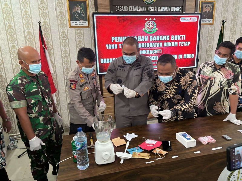 Kacabjari Moro Rikhy Khadafy memusnahkan barang bukti dari lima perkara yang ditangani oleh Cabjari Moro periode Oktober 2024- Februari 2025. FOTO: Istimewa/KepriHeadline.id