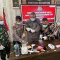 Kacabjari Moro Rikhy Khadafy memusnahkan barang bukti dari lima perkara yang ditangani oleh Cabjari Moro periode Oktober 2024- Februari 2025. FOTO: Istimewa/KepriHeadline.id