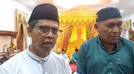 Bupati Karimun Iskandarsyah didampingi Wakil Bupati Karimun Rocky Marciano Bawole saat diwawancara wartawan. Foto: dokumen KepriHeadline.id