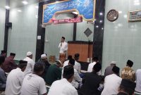 Bupati Karimun Iskandarsyah memberikan sabutan dalam pelaksanaan Safari Ramadan di Masjid Al- Amin. Foto : Istimewa/Kepriheadline.id