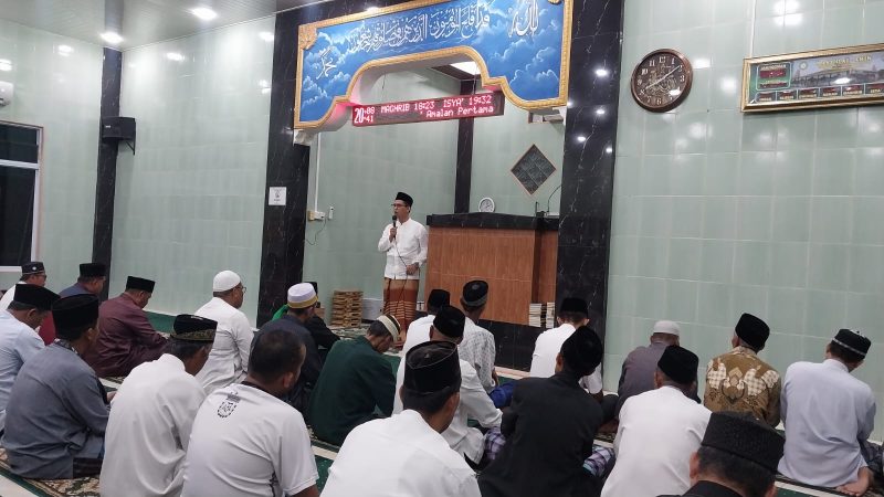 Bupati Karimun Iskandarsyah memberikan sabutan dalam pelaksanaan Safari Ramadan di Masjid Al- Amin. Foto : Istimewa/Kepriheadline.id