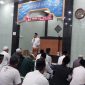 Bupati Karimun Iskandarsyah memberikan sabutan dalam pelaksanaan Safari Ramadan di Masjid Al- Amin. Foto : Istimewa/Kepriheadline.id